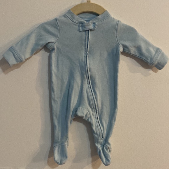 4 newborn onesie sleepers. Zipper. - Picture 2 of 5